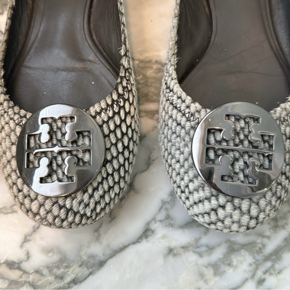 Tory Burch REVA Grey Pony Flats Sz7.5 - Picture 3 of 8